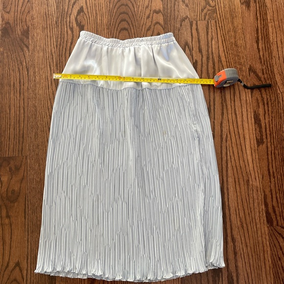 Elegant VTG Lace Silver/Gray Jacket Skirt Set. 10 (but fits closer to 6/8). - Picture 9 of 11